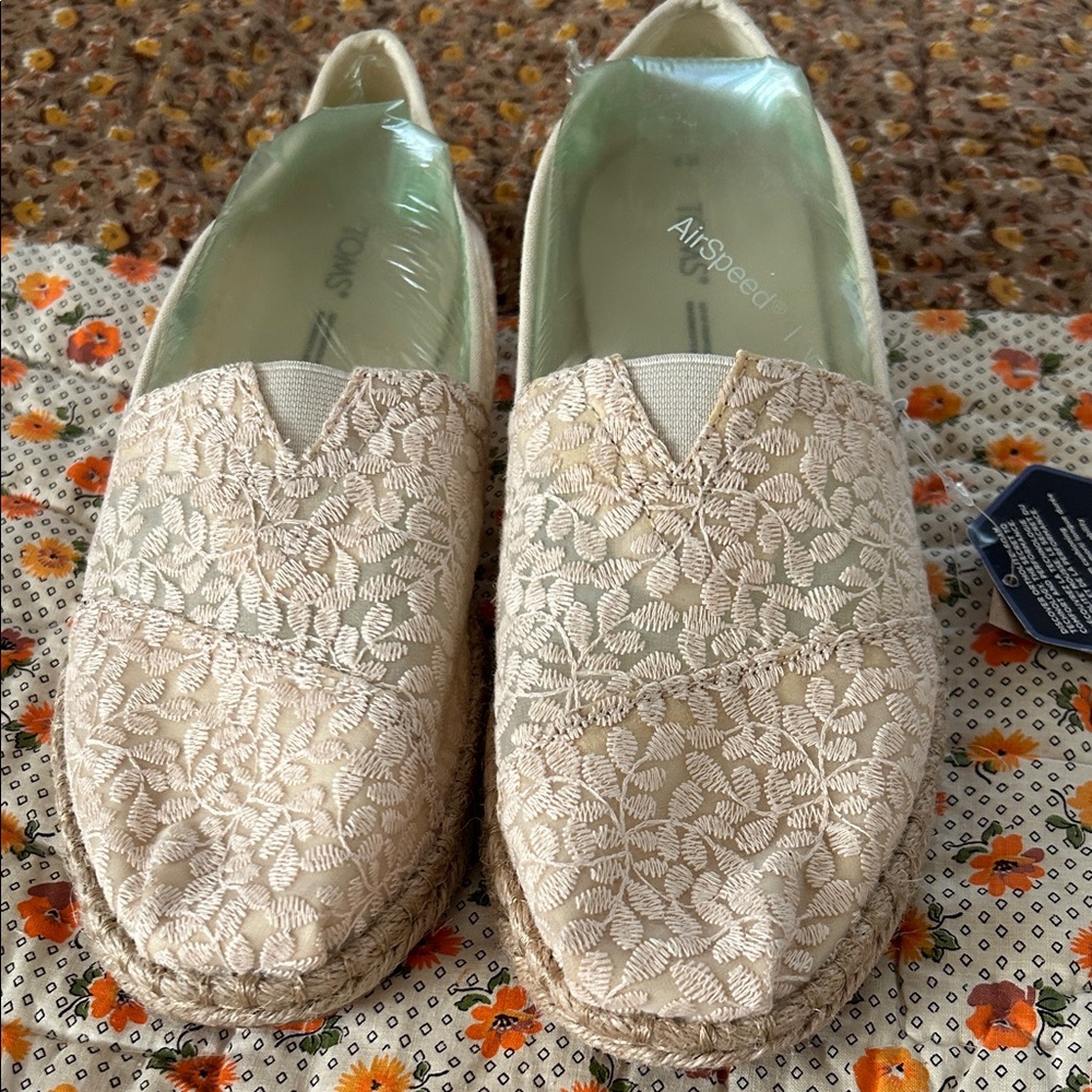 NWT Toms Women's Ivory Lace Espadrilles